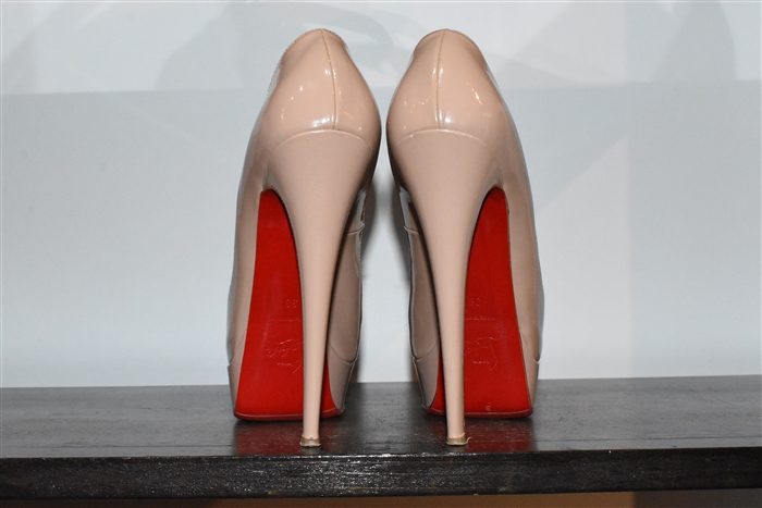 Beige Christian Louboutin Peep-Toe, size 8