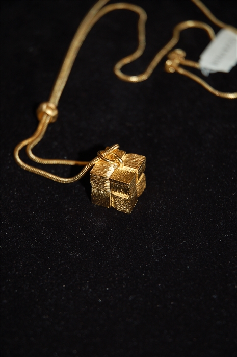 Gold Nina Ricci Necklace, size O/S