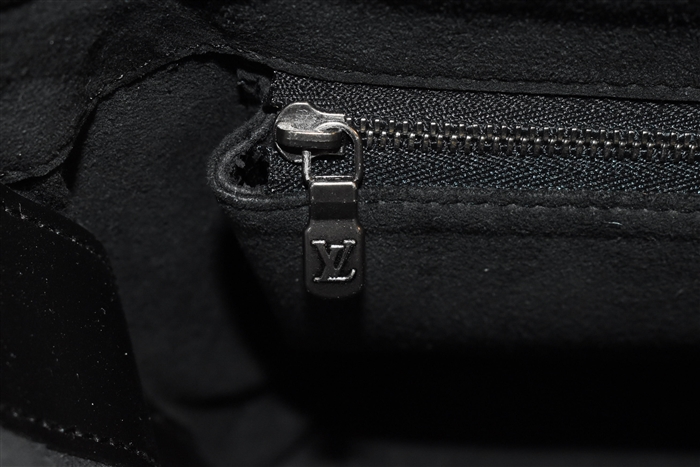 Black Leather Louis Vuitton Handbag, size M