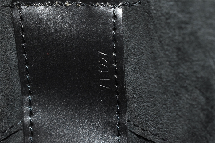 Black Leather Louis Vuitton Handbag, size M