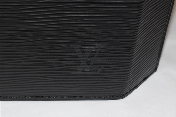 Black Leather Louis Vuitton Handbag, size M