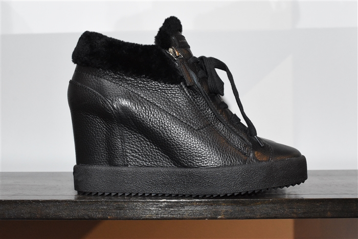 Black Leather Giuseppe Zanotti Booties, size 10.5