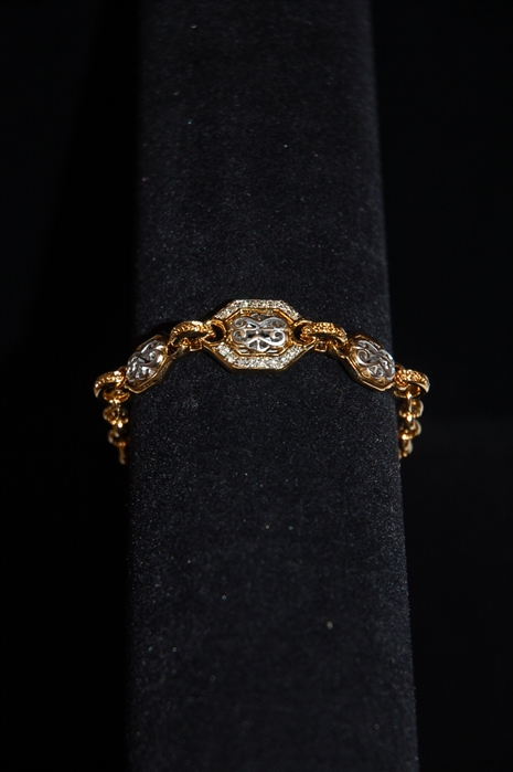 Gold Nina Ricci Bracelet, size O/S