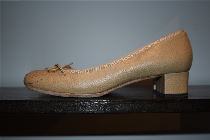 Beige Gucci Kitten Heels, size 9