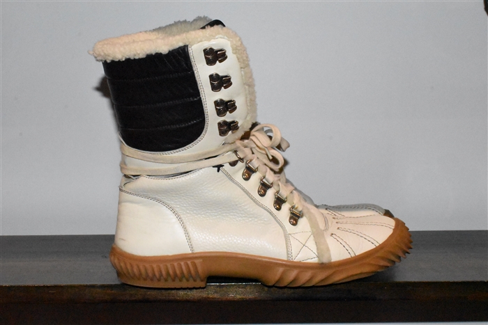 Soft White Gucci Boots, size 9.5