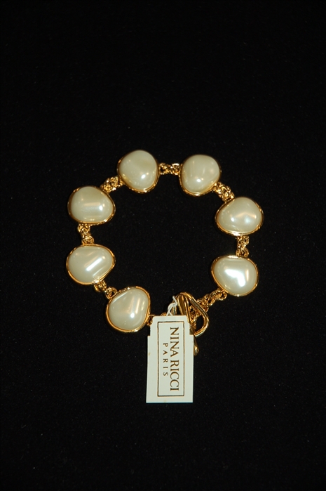 Gold Nina Ricci Bracelet, size O/S