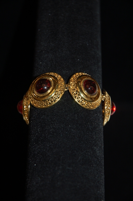 Gold Nina Ricci Bracelet, size O/S