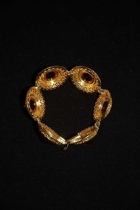 Gold Nina Ricci Bracelet, size O/S