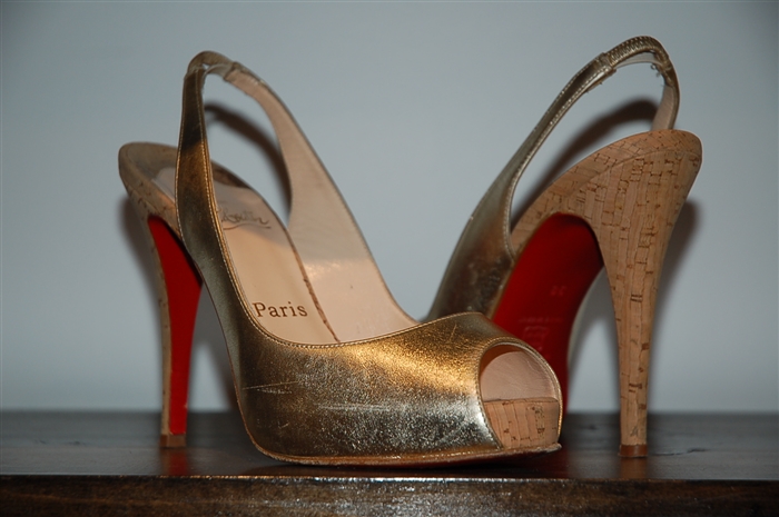 Gold Christian Louboutin Peep-Toe, size 8