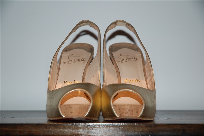Gold Christian Louboutin Peep-Toe, size 8