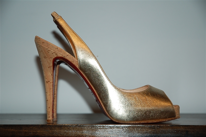 Gold Christian Louboutin Peep-Toe, size 8