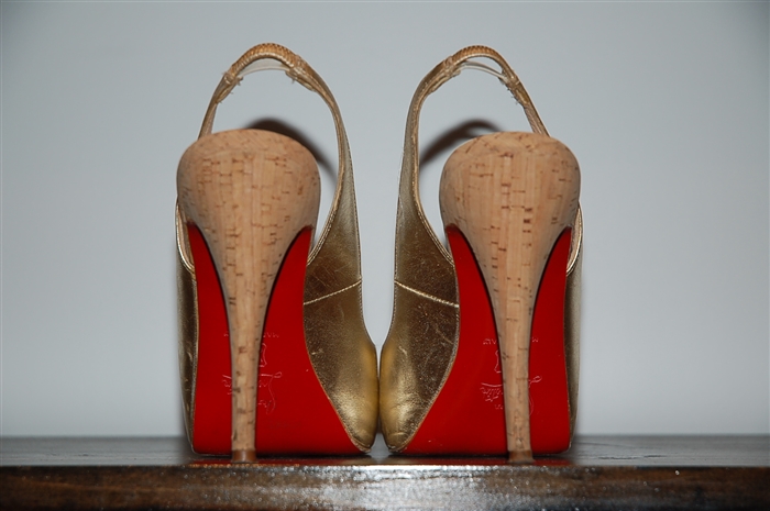 Gold Christian Louboutin Peep-Toe, size 8