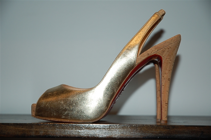 Gold Christian Louboutin Peep-Toe, size 8