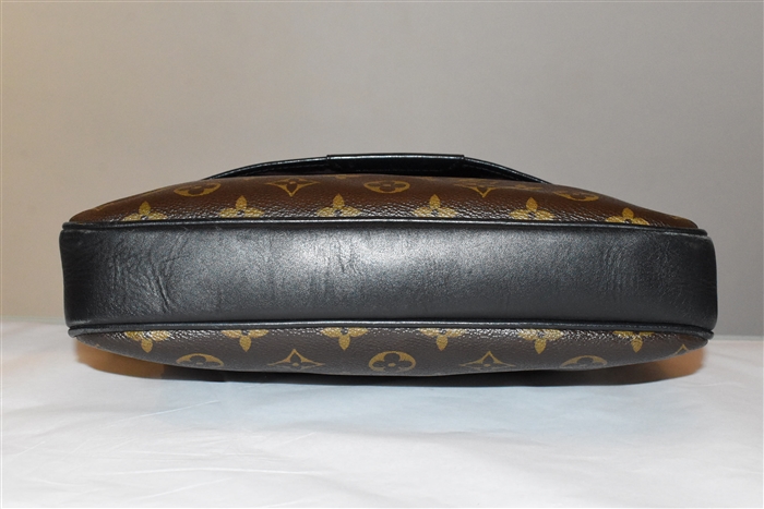 Monogram Louis Vuitton Messenger, size M