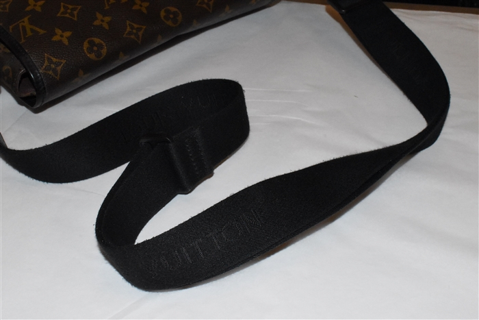 Monogram Louis Vuitton Messenger, size M