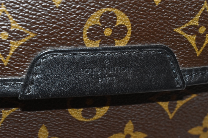 Monogram Louis Vuitton Messenger, size M