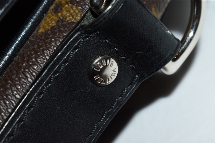 Monogram Louis Vuitton Messenger, size M