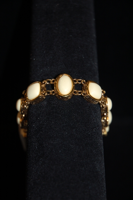 Gold Nina Ricci Bracelet, size O/S