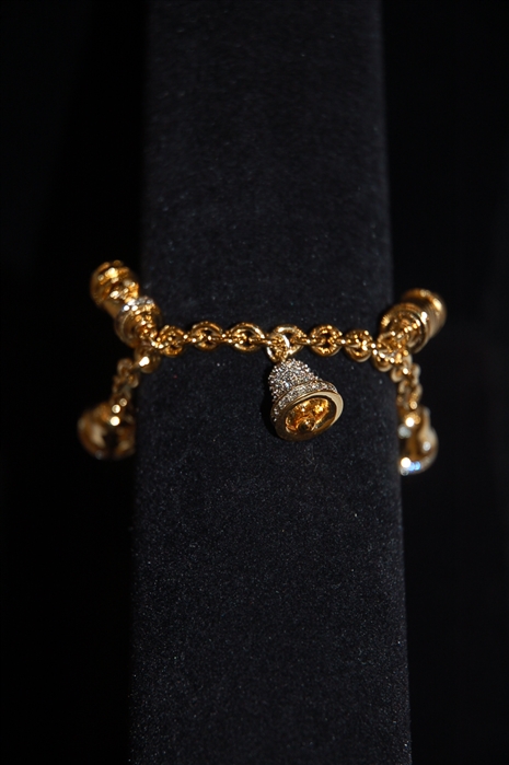 Gold Nina Ricci Bracelet, size O/S