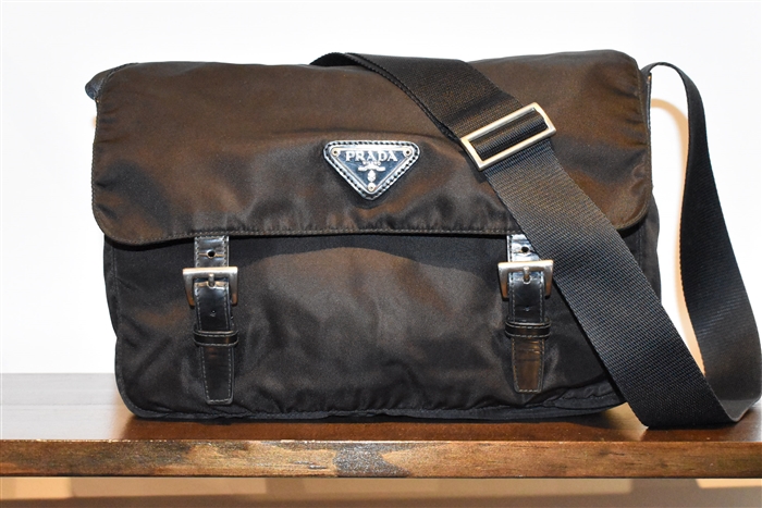 Basic Black Prada Messenger, size M