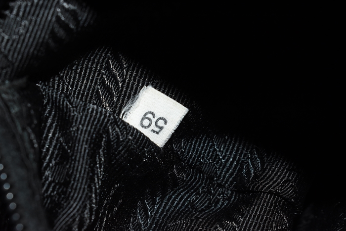 Basic Black Prada Messenger, size M