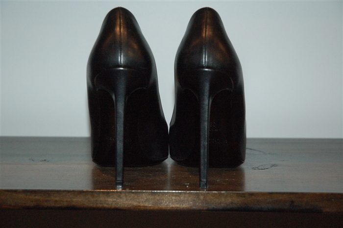 Black Leather Saint Laurent Pumps, size 8