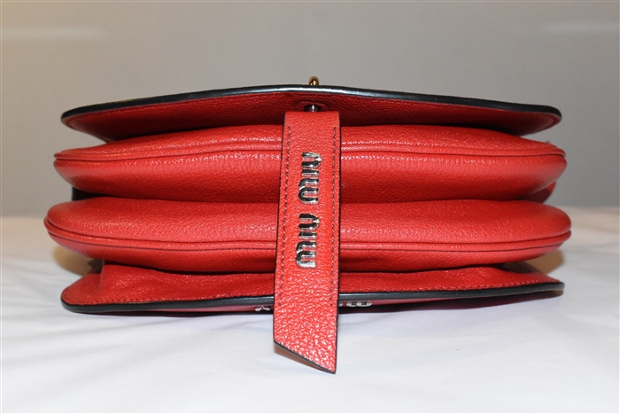 Lipstick Red Miu Miu Shoulder Bag, size M