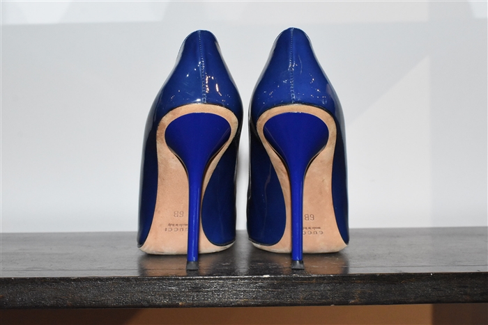 Deep Blue Gucci Peep-Toe, size 6