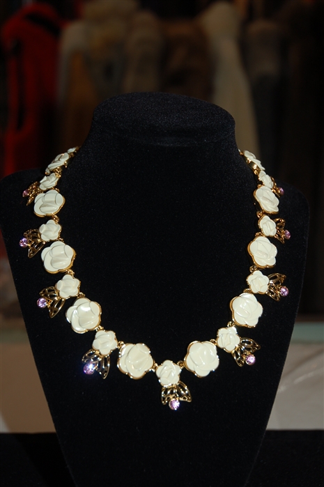 Gold Nina Ricci Necklace, size O/S