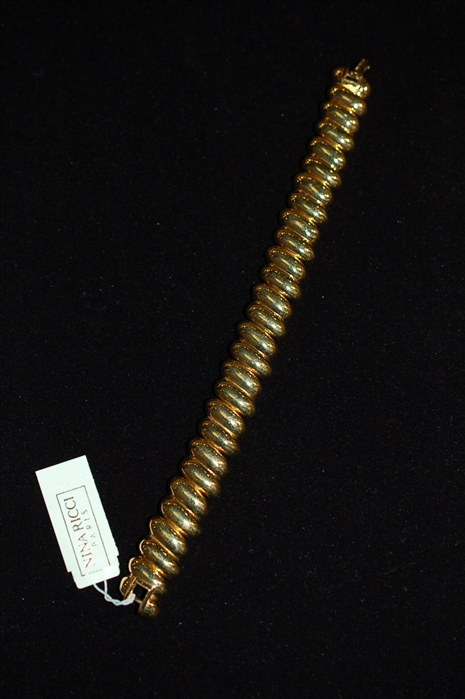 Gold Nina Ricci Bracelet, size O/S