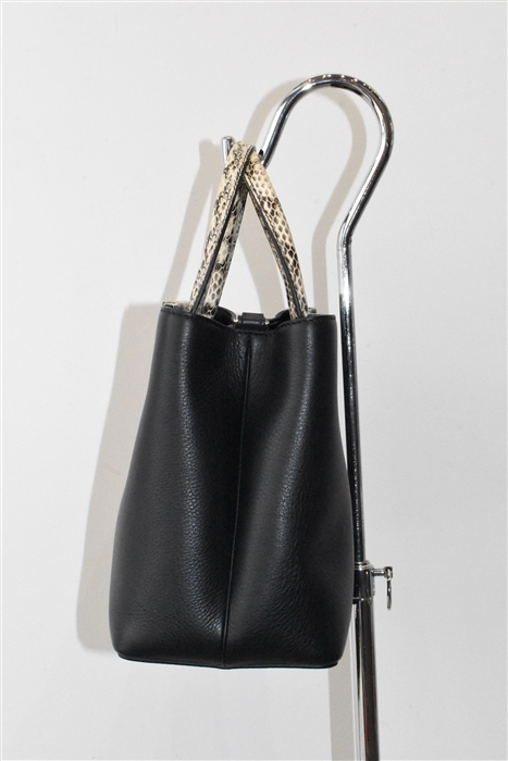 Black Leather Fendi Handbag, size S