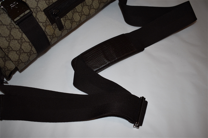 Monogram Gucci Messenger, size M