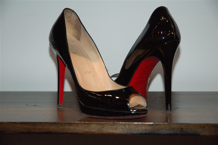 Black Patent Christian Louboutin Peep-Toe, size 8