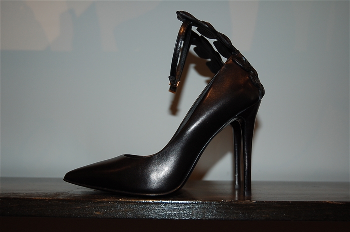 Black Leather Fendi Pumps, size 5