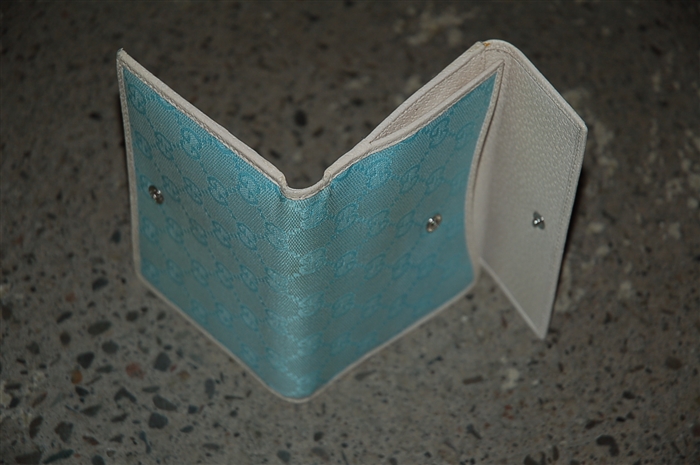 Ivory & Teal Gucci Wallet, size O/S