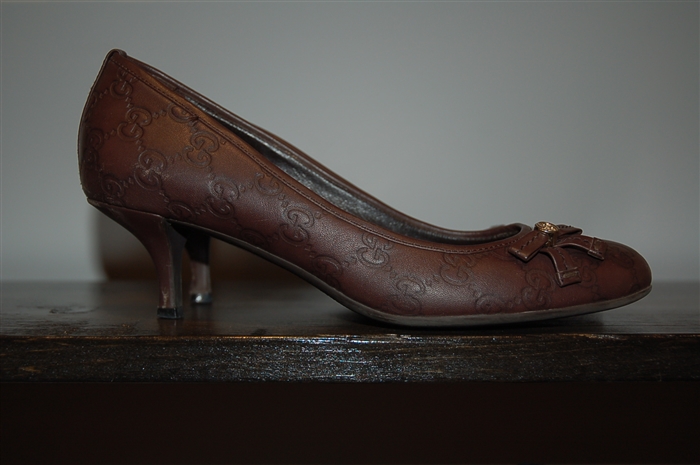 Dark Leather Gucci Kitten Heels, size 9