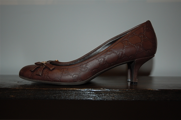 Dark Leather Gucci Kitten Heels, size 9