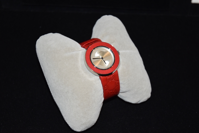 Bright Red Gucci Watch, size O/S