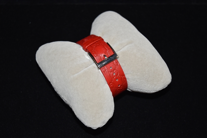 Bright Red Gucci Watch, size O/S