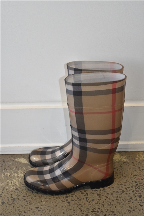 Check Burberry Rubber Boots, size 8