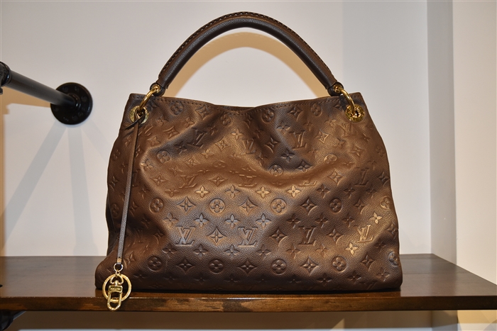 Brown Leather Louis Vuitton Handbag, size M