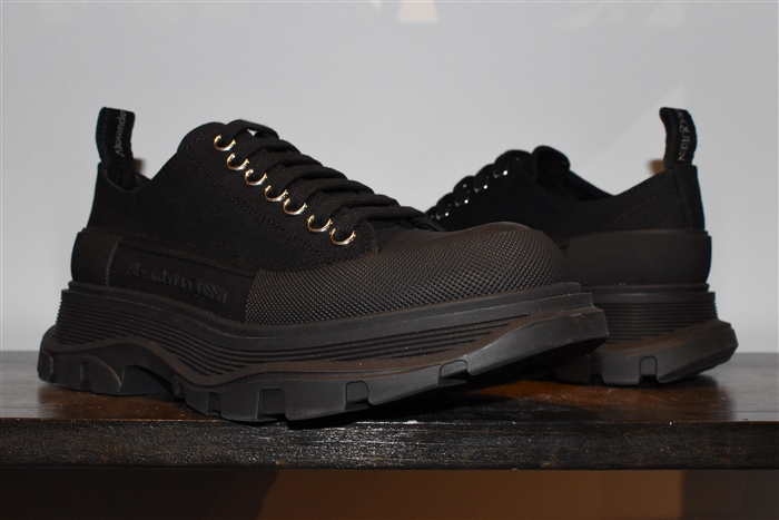 Basic Black Alexander McQueen Sneaker, size 9.5