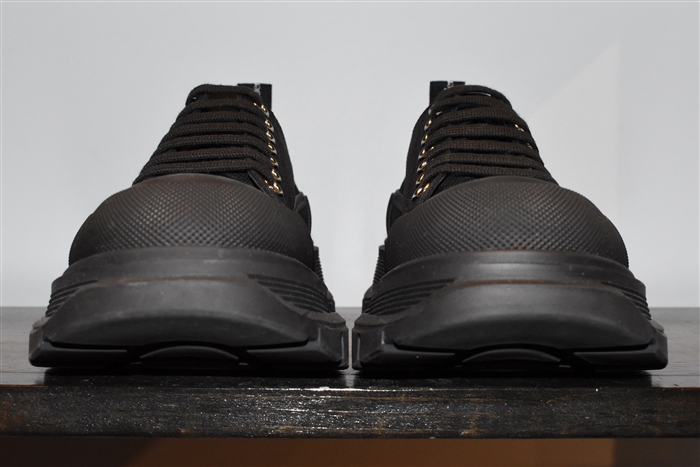 Basic Black Alexander McQueen Sneaker, size 9.5