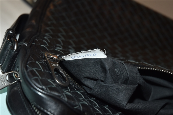 Black Leather Bottega Veneta Messenger, size S