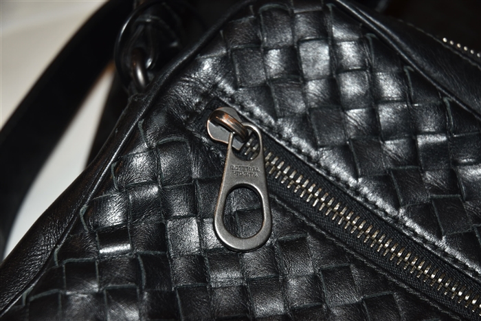 Black Leather Bottega Veneta Messenger, size S
